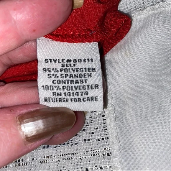 EMMA & OLIVE Red top. Size medium NWT - Picture 5 of 5